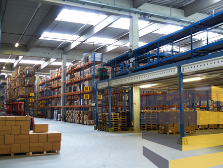 Fotografía de un almacén para ilustrar un artículo de Serviap Logistics sobre la instalación de equipos como una parte importante de la logística