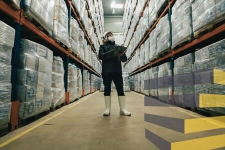 Un hombre en una instalación logística para ilustrar un artículo sobre la creación de un almacén de distribución.